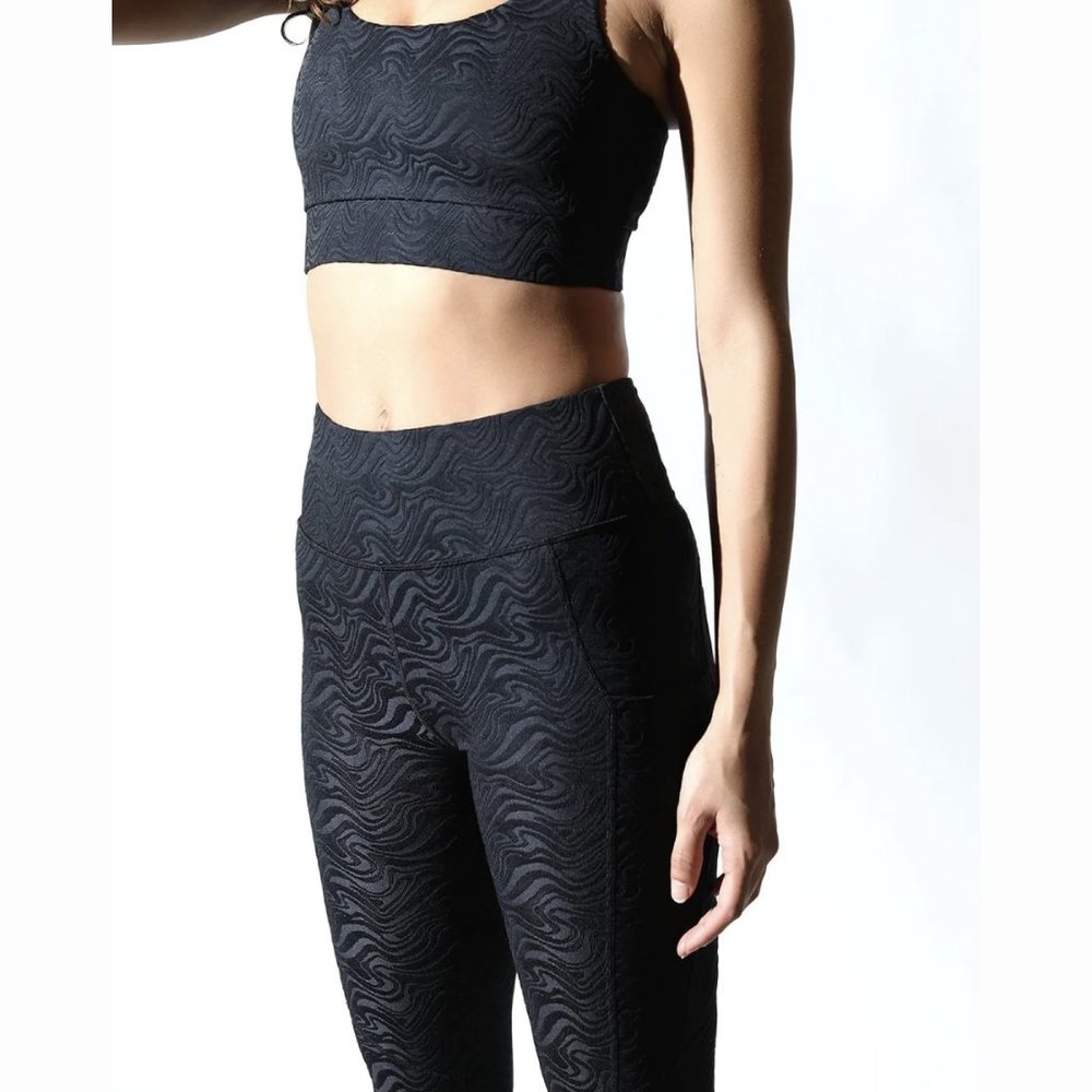 Twenty Montreal Black 3D Swirl Brocade 7/8 Activewear Leggings NWT Size Medium - Picture 4 of 14